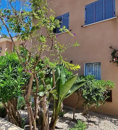 Large 4 Bedroom House In Kato Paphos, Limnaria Gardens Feriehus *