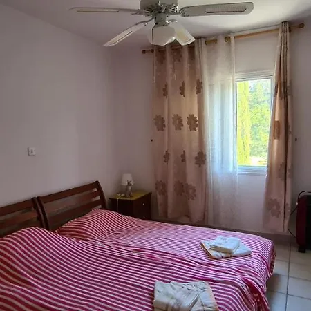 Hébergement de vacances Large 4 Bedroom House In Kato Paphos, Limnaria Gardens *