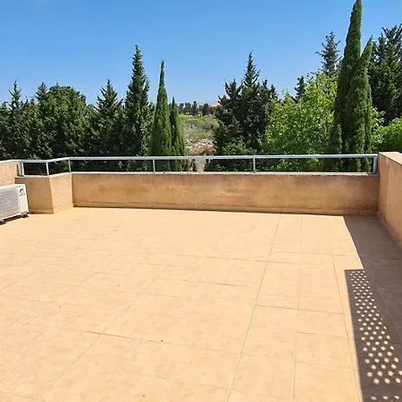 Large 4 Bedroom House In Kato Paphos, Limnaria Gardens Hébergement de vacances Paphos