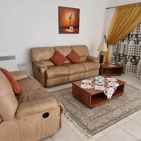 Large 4 Bedroom House In Kato Paphos, Limnaria Gardens Hébergement de vacances