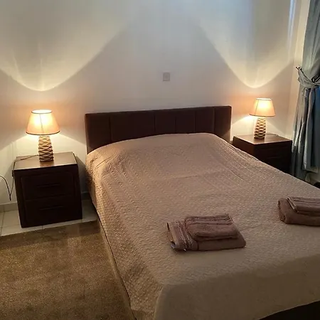 Large 4 Bedroom House In Kato Paphos, Limnaria Gardens بيت للعطل